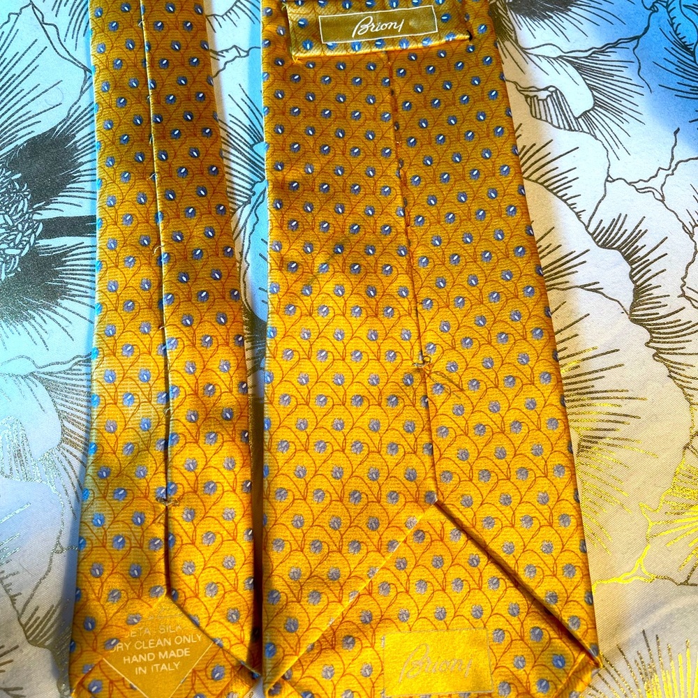 Brioni Italian made 💯% silk tie 3 1/2 inches wide